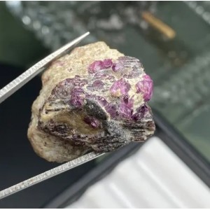 红硅硼铝钙石