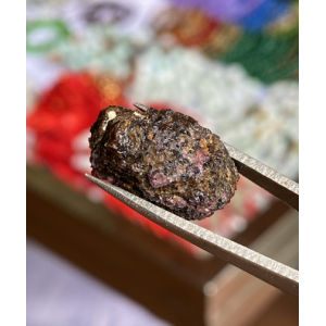 红硅硼铝钙石