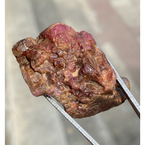 红硅硼铝钙石