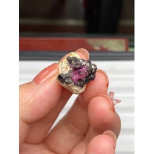 红硅硼铝钙石